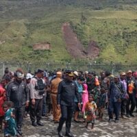 Dandim 1714/PJ Dampingi Bupati Puncak Serahkan Sembako Untuk Masyarakat Pengungsi di Kab. Puncak Jaya