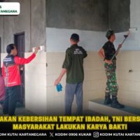 Ciptakan Kebersihan Tempat Ibadah, TNI Bersama Masyarakat Lakukan Karya Bakti