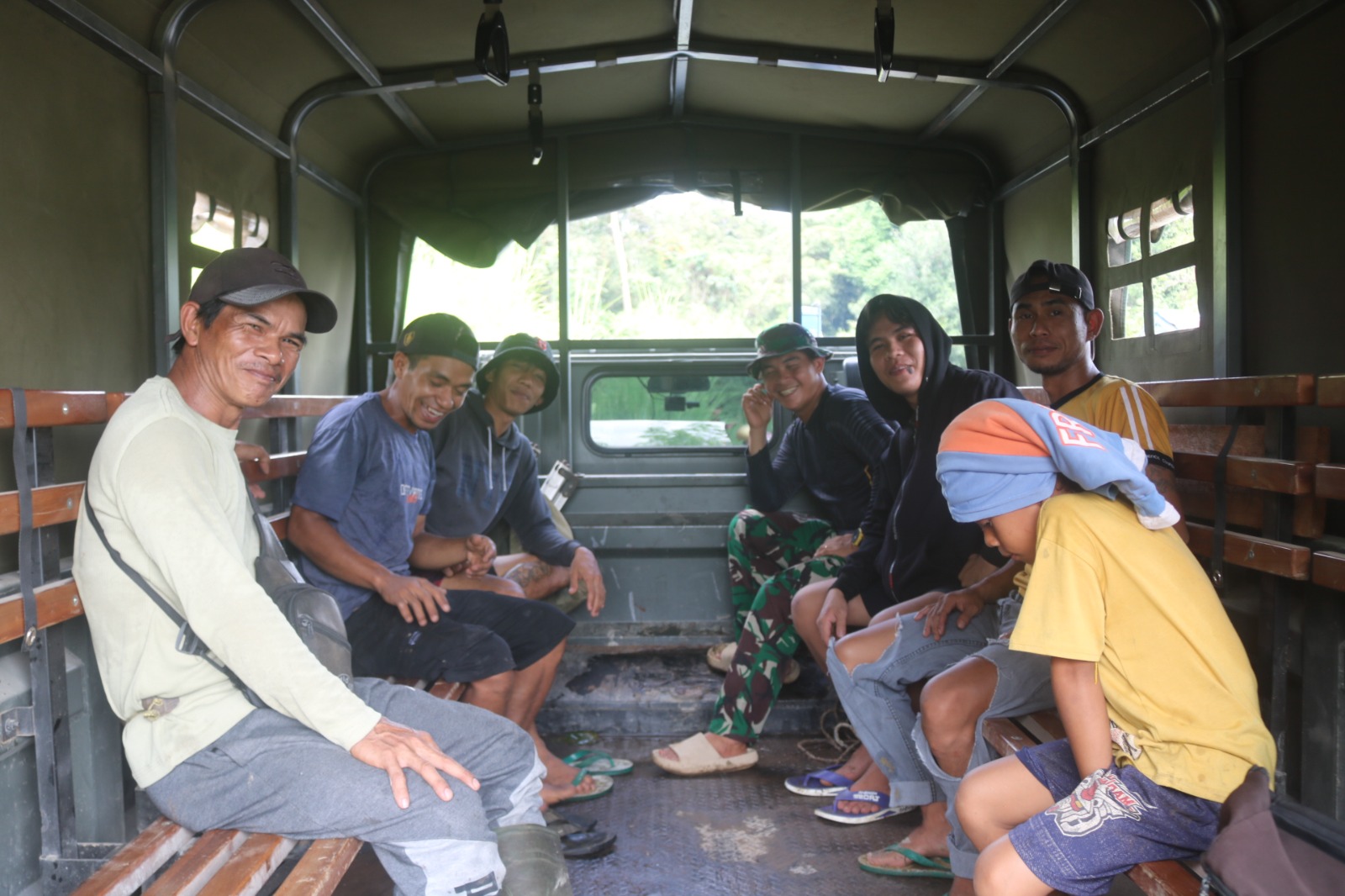 Hangat dan Akrab, Satgas TMMD dan Warga Kampung Bercengkerama Sebelum Lomba Dimulai Hangat dan Akrab, Satgas TMMD dan Warga Kampung Bercengkerama Sebelum Lomba Dimulai