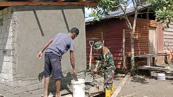 Personel TMMD Ke-127 Kodim 1514/Morotai Bersama Warga Laksanakan Pelesteran MCK di Desa Dehegila