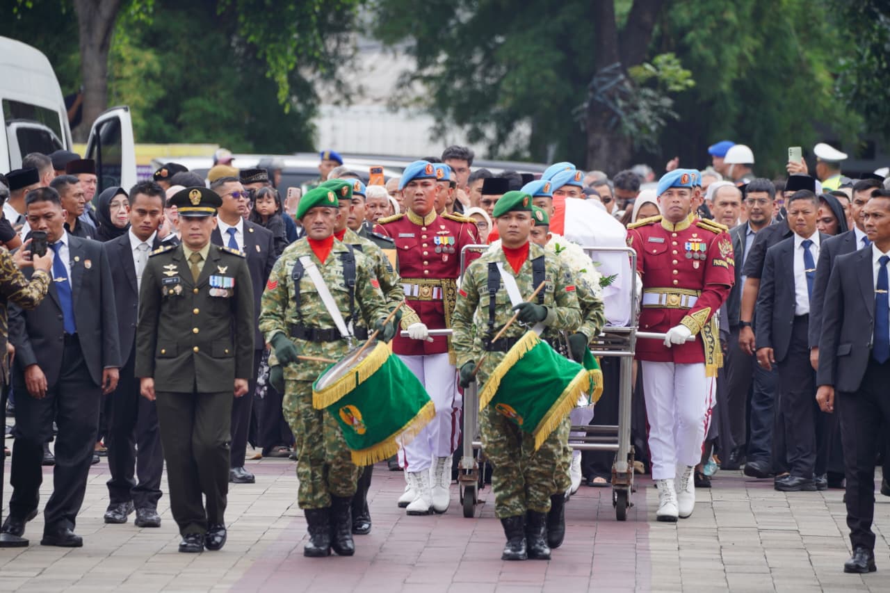 Panglima TNI Pimpin Upacara Penyerahan Jenazah dan Ikuti Upacara Pemakaman Wapres ke-6 RI Panglima TNI Pimpin Upacara Penyerahan Jenazah dan Ikuti Upacara Pemakaman Wapres ke-6 RI