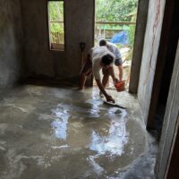 Personel TMMD Ke-127 Kodim 1514/Morotai Lanjutkan Pekerjaan Flur Lantai dan Pemasangan Lisplang RTLH