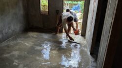 Personel TMMD Ke-127 Kodim 1514/Morotai Lanjutkan Pekerjaan Flur Lantai dan Pemasangan Lisplang RTLH