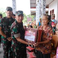 Usai Tinjau TMAB dan MCK, Tim Wasev Serahkan Paket Sembako kepada Warga Kampung Tering Lama