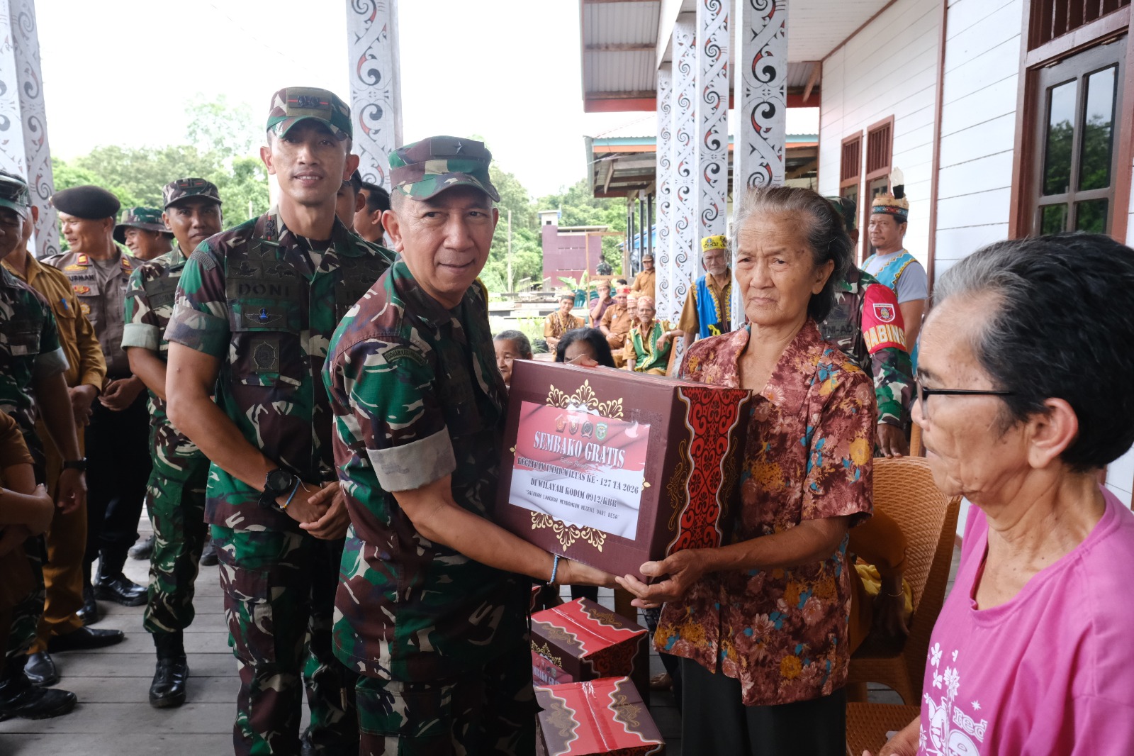 Usai Tinjau TMAB dan MCK, Tim Wasev Serahkan Paket Sembako kepada Warga Kampung Tering Lama Usai Tinjau TMAB dan MCK, Tim Wasev Serahkan Paket Sembako kepada Warga Kampung Tering Lama