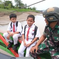 Berangkat ke Sasaran TMAB dan MCK, Serka Joko Bertemu Pejuang Cilik di Atas Penyeberangan Sungai Mahakam