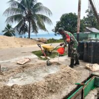 Humanis dan Sigap, Babinsa Kodim 1505/Tidore Bantu Warga Meski di Tengah Puasa