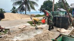 Humanis dan Sigap, Babinsa Kodim 1505/Tidore Bantu Warga Meski di Tengah Puasa