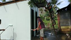 Personel TMMD Ke-127 Kodim 1514/Morotai Laksanakan Pengecatan MCK di Desa Dehegila