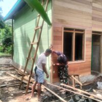 Pastikan Rumah Lebih Awet, Satgas TMMD Wiltas Ke-127 Genjot Pengecatan