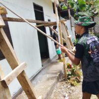 Personel TMMD Ke-127 Kodim 1514/Morotai Laksanakan Pengecatan RTLH di Desa Mandiri