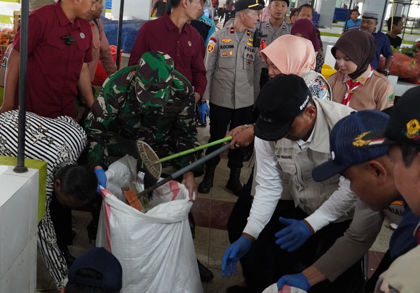 Dandim Bojonegoro Bersama Forkopimda Mendampingi Menteri Lingkungan Hidup Bersih-Bersih Sampah di Pasar Wisata