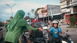 Berbagi Kebahagiaan di Bulan Suci Ramadan, Koramil Kokonao dan Koramil Timika Bagikan Takjil kepada Pengguna Jalan