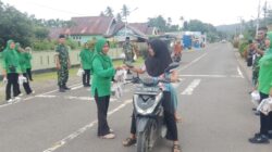 Indahnya Berbagi, Anggota Koramil 1505-05/Sofifi dan Persit Bagikan Takjil Jelang Berbuka