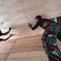 Satgas TMMD Kodim 0912/Kubar Bersama Warga Pasang Plafon RTLH di Kampung Linggang Amer