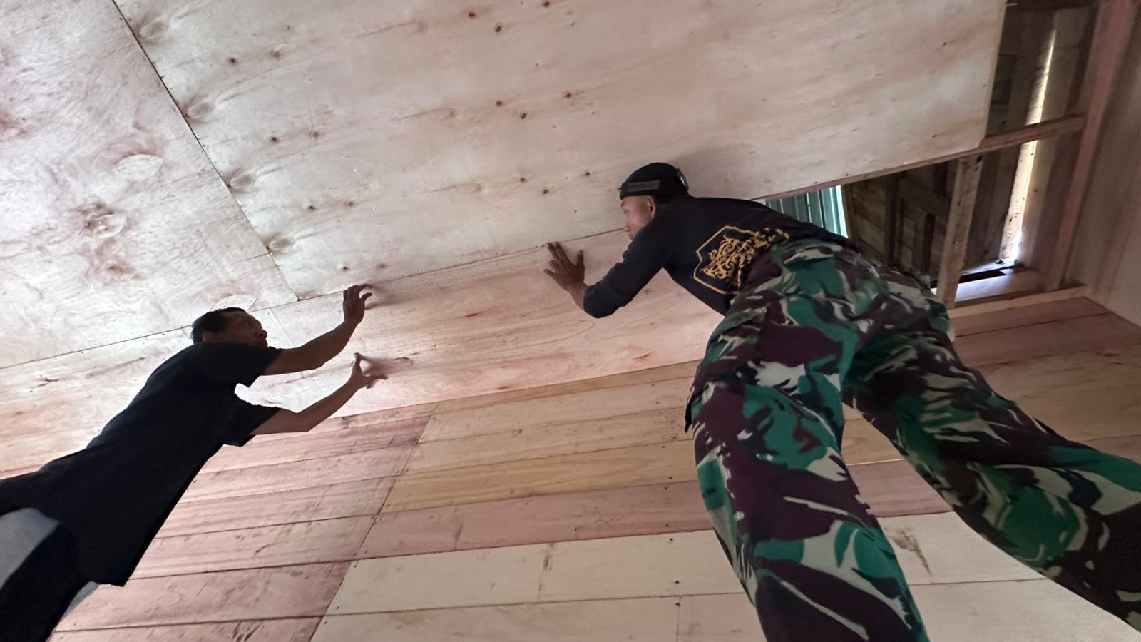 Satgas TMMD Kodim 0912/Kubar Bersama Warga Pasang Plafon RTLH di Kampung Linggang Amer