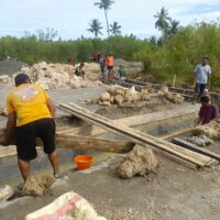 Personel TMMD Ke-127 Kodim 1514/Morotai Lanjutkan Pembuatan Drainase di Desa Gotalamo