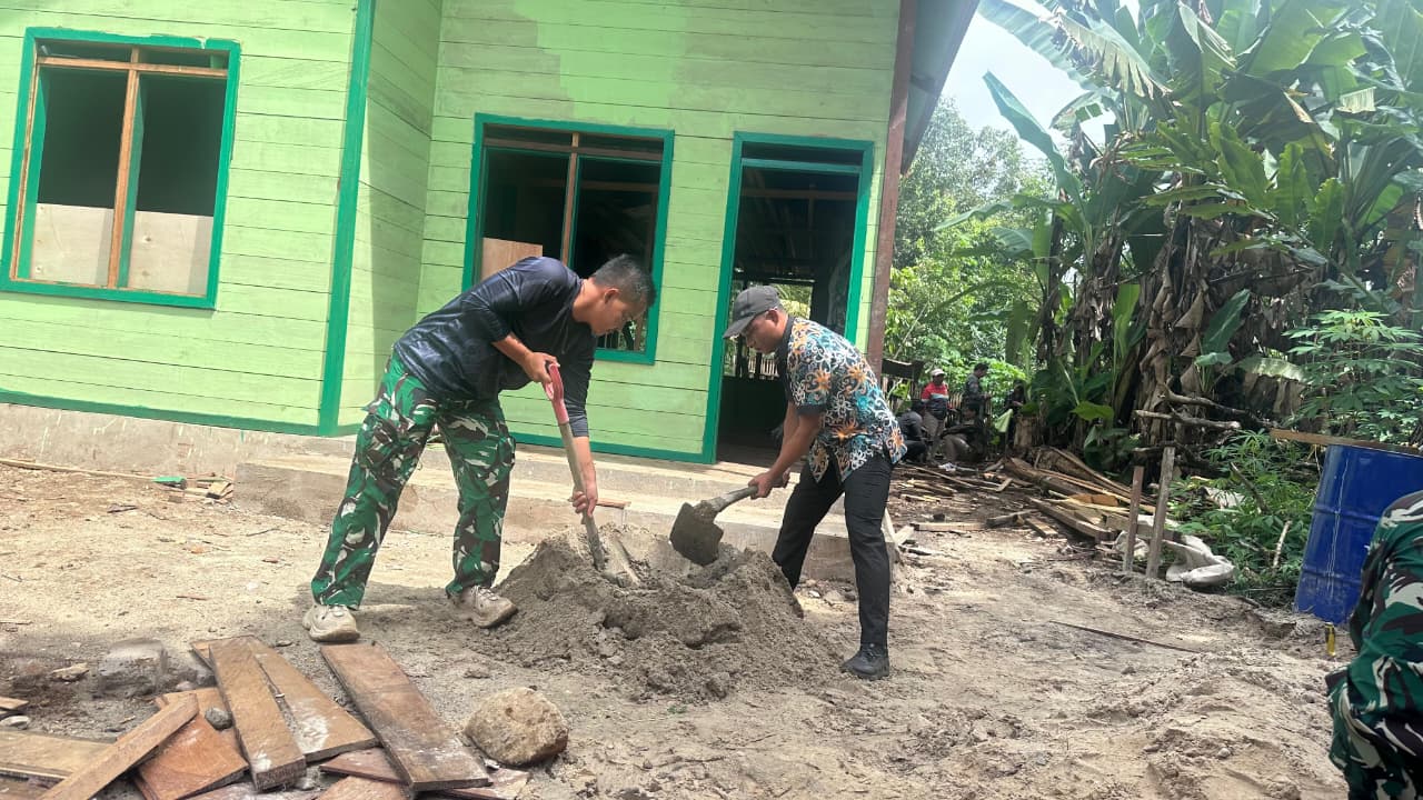 Semangat Gotong Royong, Warga Linggang Amer Bantu Satgas TMMD Buat Adukan Semen