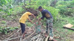 Kemanunggalan TNI dan Rakyat, Pratu Wisnu Taripino Bantu Warga Linggang Amer Cari Kayu Bakar