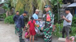 Menjelang Berbuka Puasa, Dansatgas TMMD Borong Pentol untuk Anak-anak Kampung Tering Lama