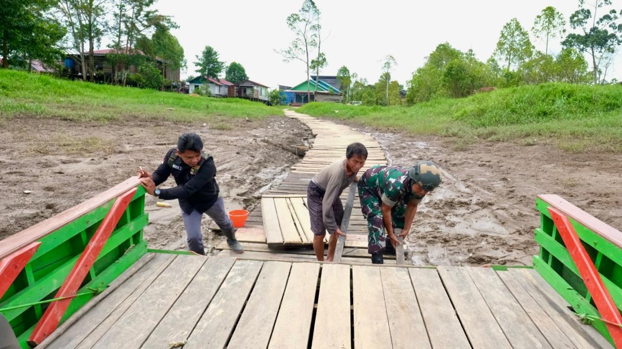 Aksi Nyata Satgas TMMD, Bantu Warga Dorong Kapal Penyeberangan