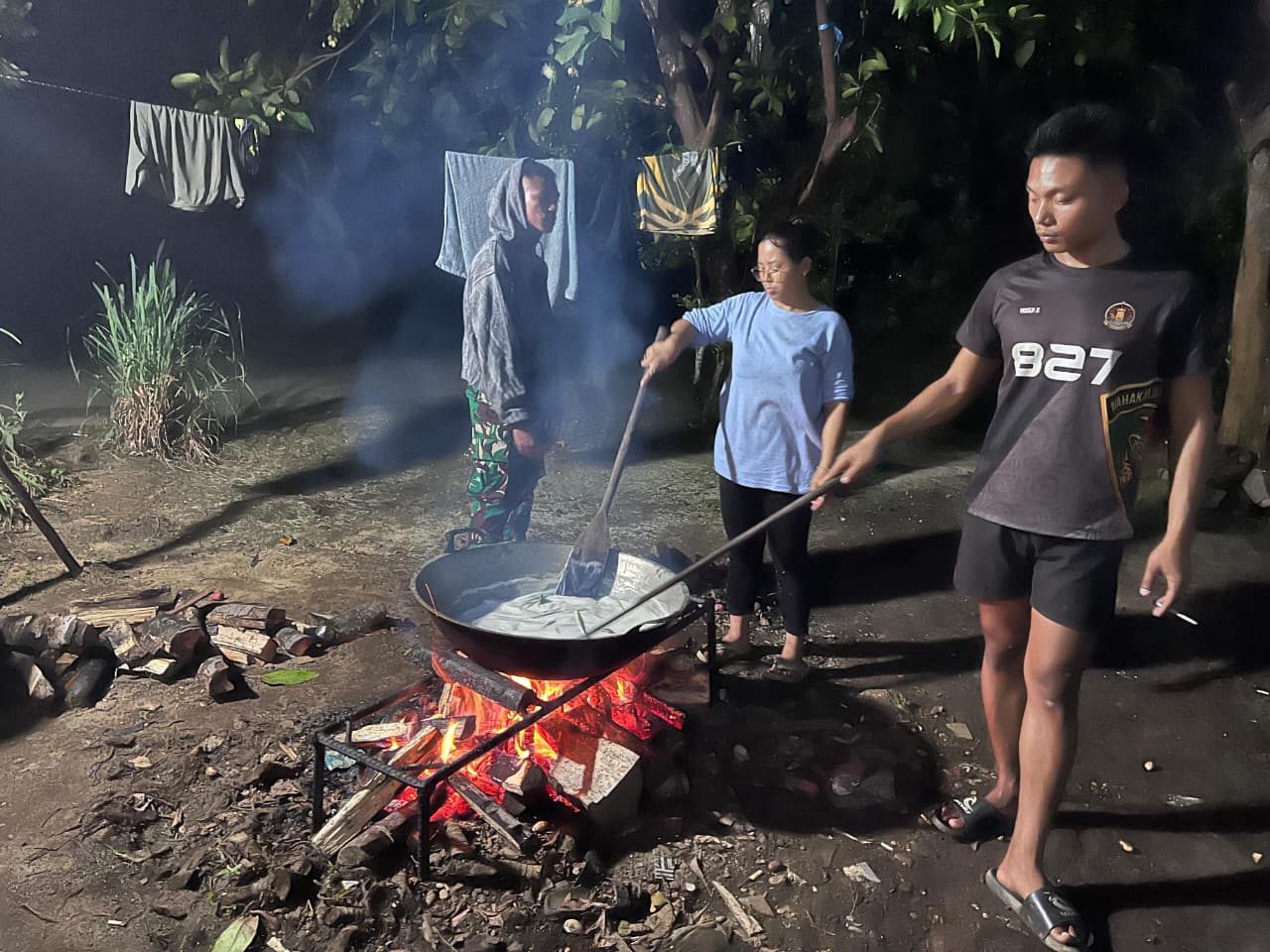 Warga dan Satgas TMMD Masak Bersama, Momen Kebersamaan Jelang Penutupan TMMD di Kampung Linggang Amer