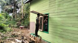 Hampir Rampung, Anggota Satgas TMMD Pasang Jendela RTLH di Kampung Linggang Amer