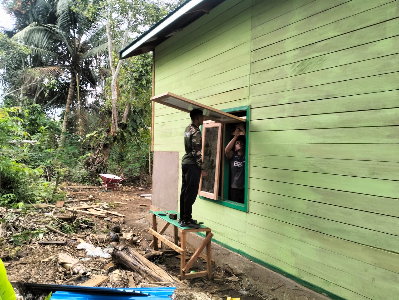 Hampir Rampung, Anggota Satgas TMMD Pasang Jendela RTLH di Kampung Linggang Amer