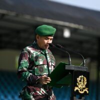 Dirbinjianbang Akmil Pimpin Upacara Bendera Minggu Kedua di Lapangan Sapta Marga