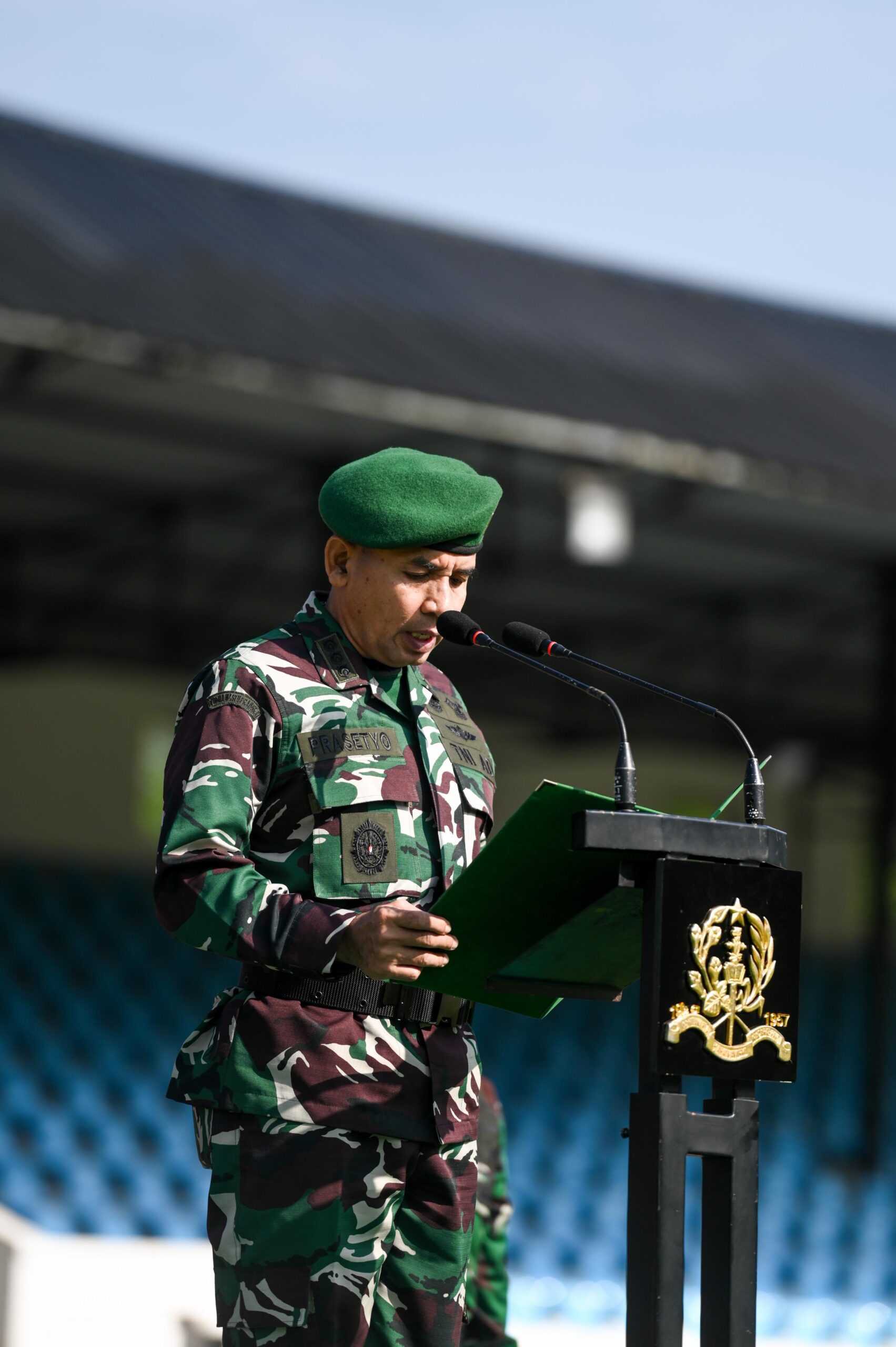 Dirbinjianbang Akmil Pimpin Upacara Bendera Minggu Kedua di Lapangan Sapta Marga