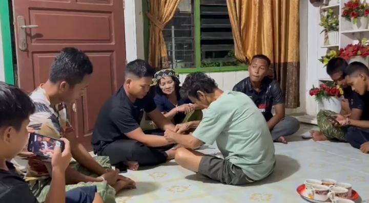 Sebelum TMMD Selesai, Warga Kampung Tering Lama Pasangkan Gelang kepada Satgas sebagai Simbol Kekeluargaan Sebelum TMMD Selesai, Warga Kampung Tering Lama Pasangkan Gelang kepada Satgas sebagai Simbol Kekeluargaan