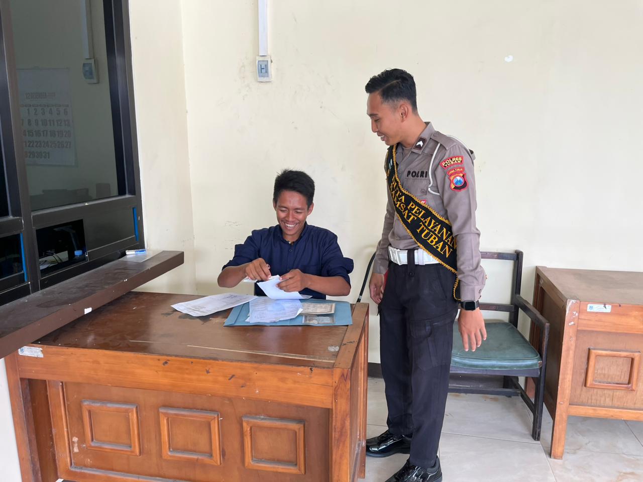 Pendekatan Persuasif Polisi Tuban Lewat Program Polantas Menyapa Pendekatan Persuasif Polisi Tuban Lewat Program Polantas Menyapa