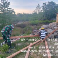 Peduli Warga Binaan, Babinsa Kodim 1505/Tidore Bantu Dirikan Tiang Rumah