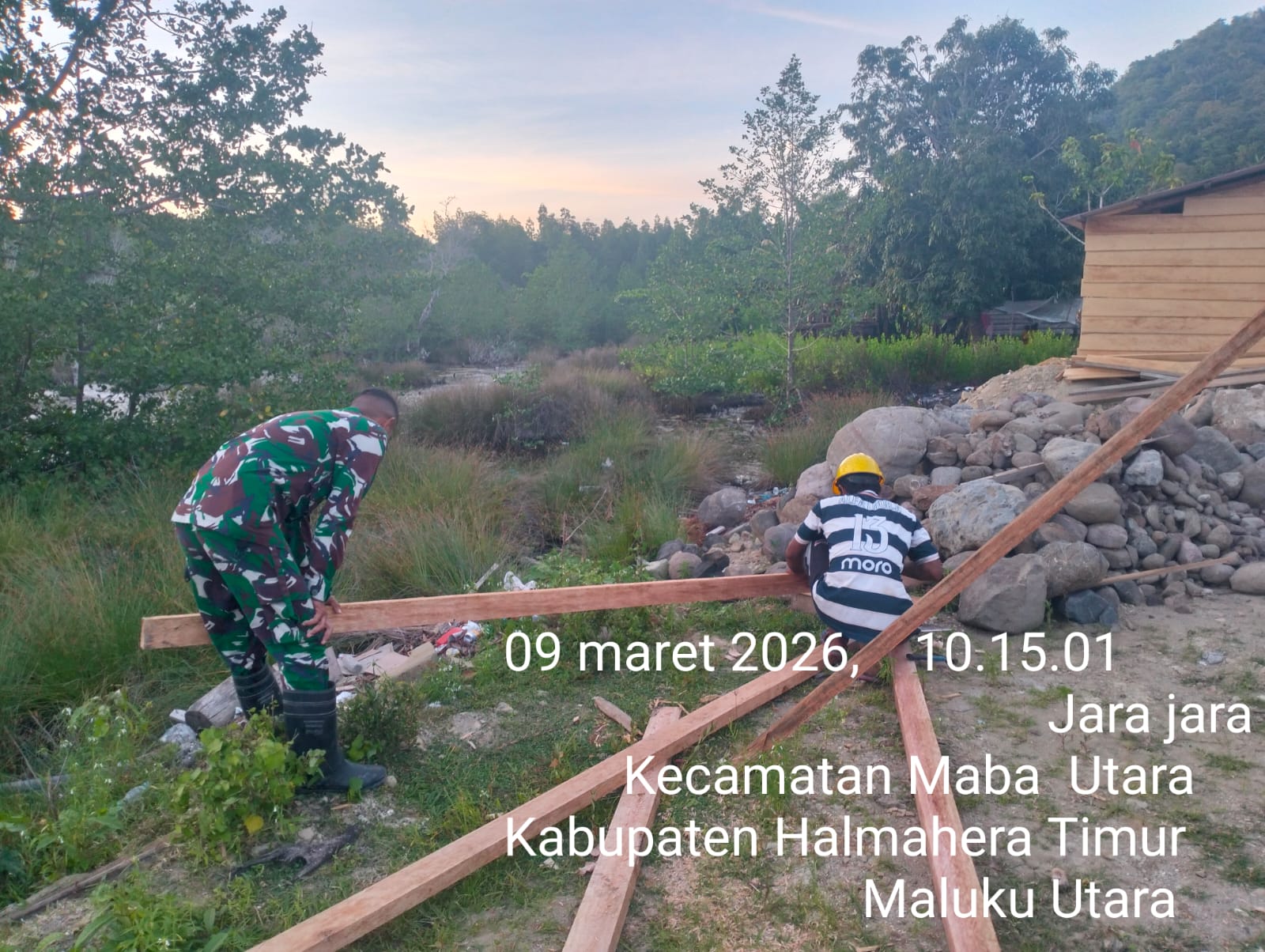 Peduli Warga Binaan, Babinsa Kodim 1505/Tidore Bantu Dirikan Tiang Rumah