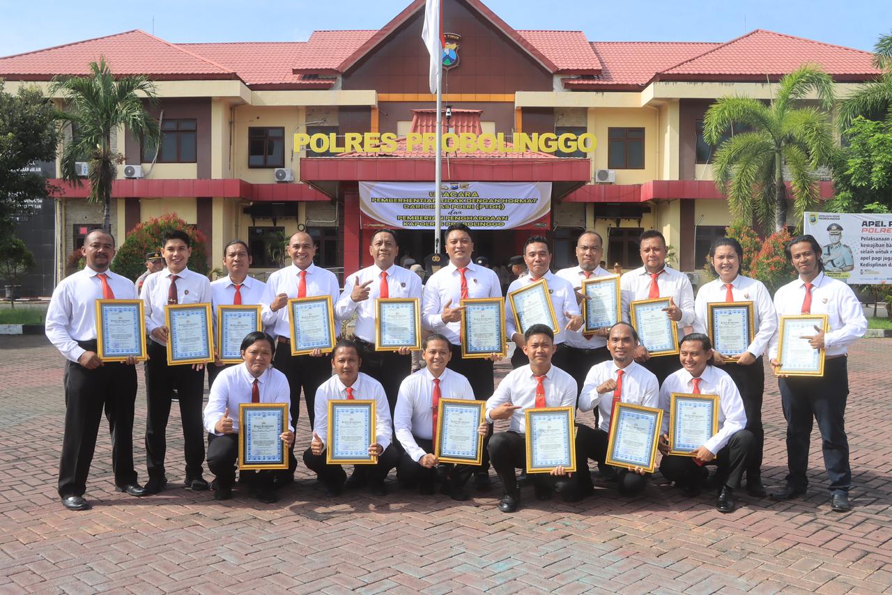 Polres Probolinggo Gelar Upacara PTDH dan Berikan Penghargaan kepada Anggota Berprestasi