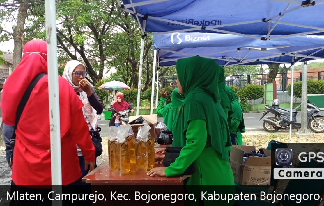 TNI dan Persit di Bojonegoro Gelar Bazar Murah dan Berbagi Takjil Ramadan di Desa Campurejo