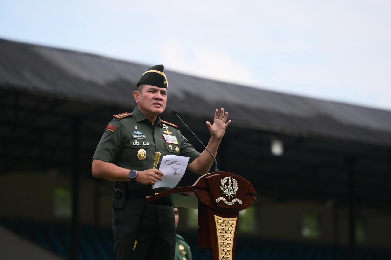 Gubernur Akmil Pimpin Upacara Bendera Tujuh Belasan dan Apel Pemberangkatan Cuti Lebaran