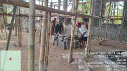 Kebersamaan TNI-Rakyat, Babinsa Koramil 1505-02/Wasile Gotong Royong Bangun Gereja Bersama Warga