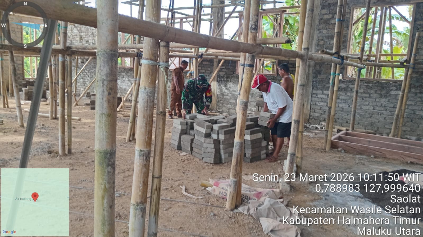 Kebersamaan TNI-Rakyat, Babinsa Koramil 1505-02/Wasile Gotong Royong Bangun Gereja Bersama Warga Kebersamaan TNI-Rakyat, Babinsa Koramil 1505-02/Wasile Gotong Royong Bangun Gereja Bersama Warga