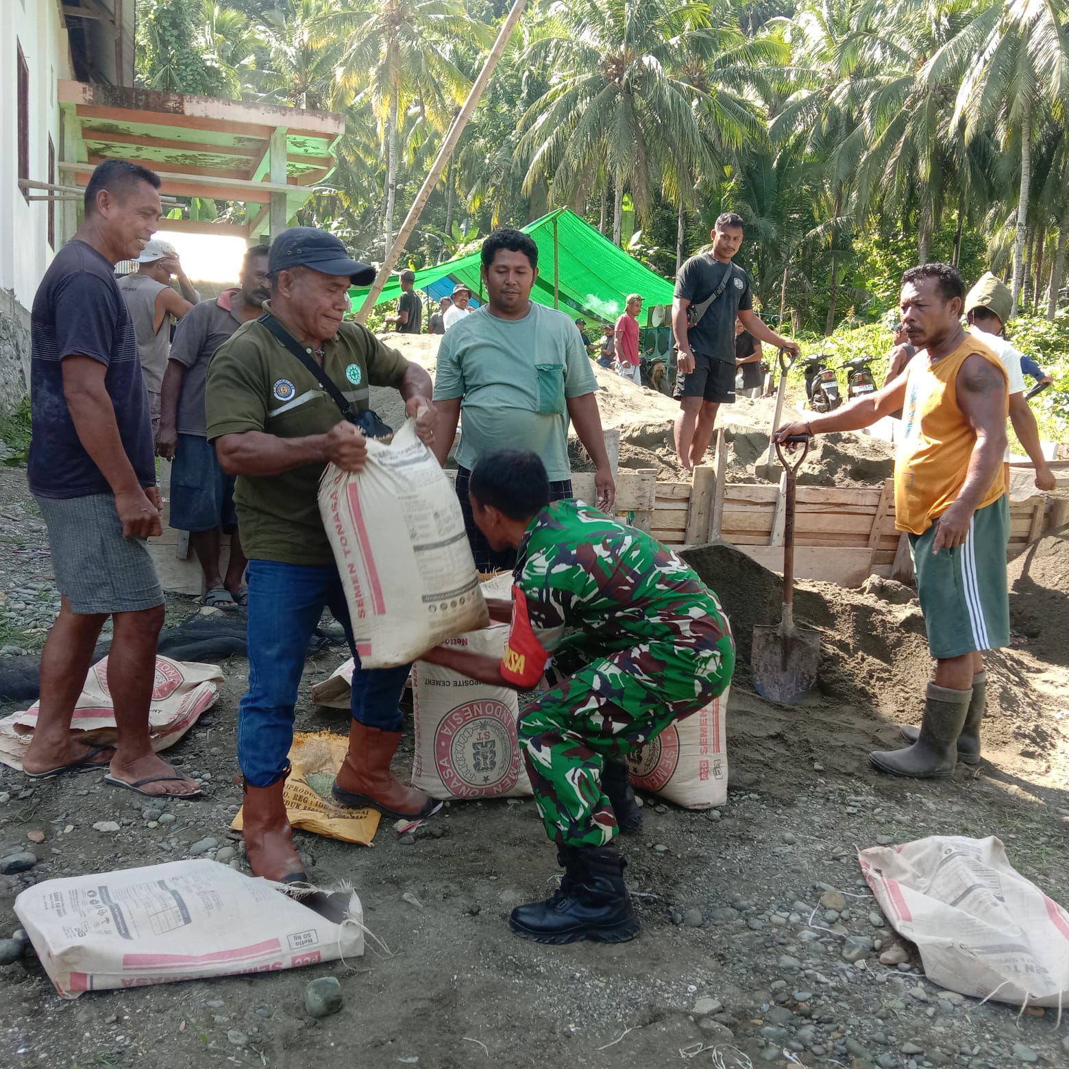Semangat Gotong Royong, Babinsa Koramil 1505-02/Wasile dan Warga Bangun Gereja