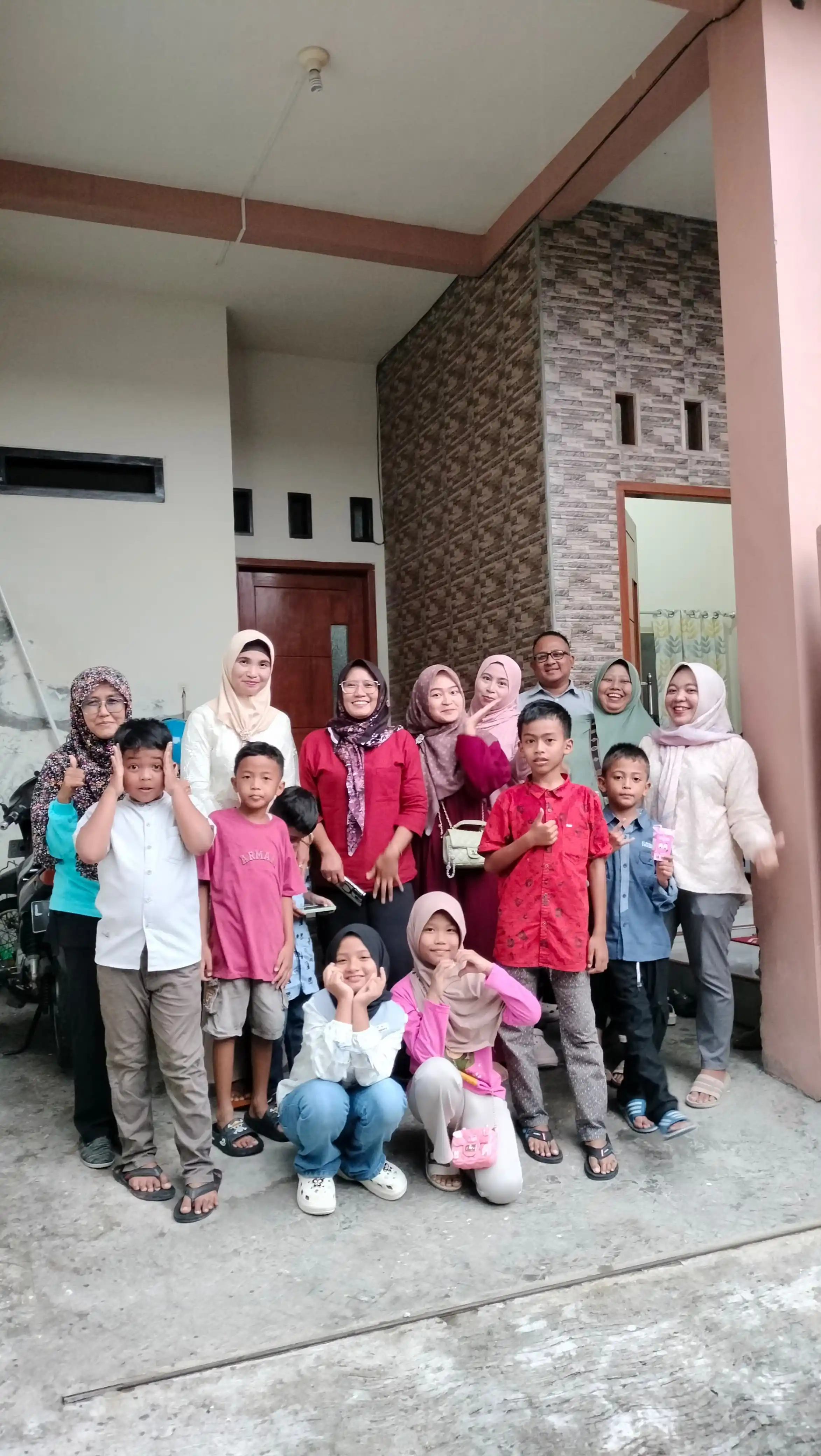 “BUKAN SEKADAR HALAL BIHALAL!” — WALI MURID GERUDUK RUMAH GURU, BUKTI NYATA DEDIKASI TANPA BATAS DI HARI RAYA “BUKAN SEKADAR HALAL BIHALAL!” — WALI MURID GERUDUK RUMAH GURU, BUKTI NYATA DEDIKASI TANPA BATAS DI HARI RAYA