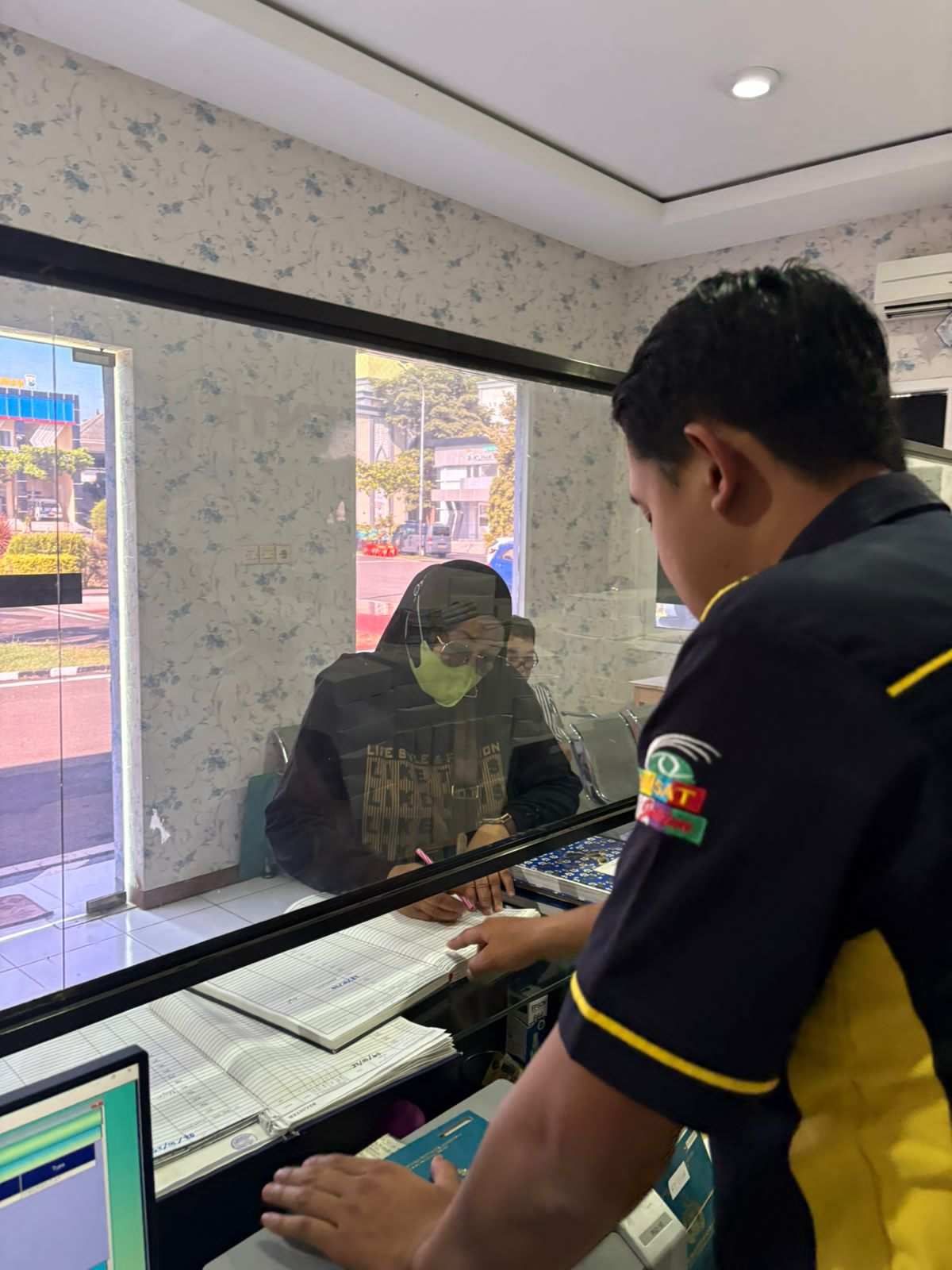 Warga Sambut Antusias Program Polantas Menyapa di Tuban Warga Sambut Antusias Program Polantas Menyapa di Tuban