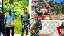 Wujudkan Kepedulian, Koops TNI Papua Gelar Pengobatan Gratis dan Bagi Sembako di Kampung Iwaka