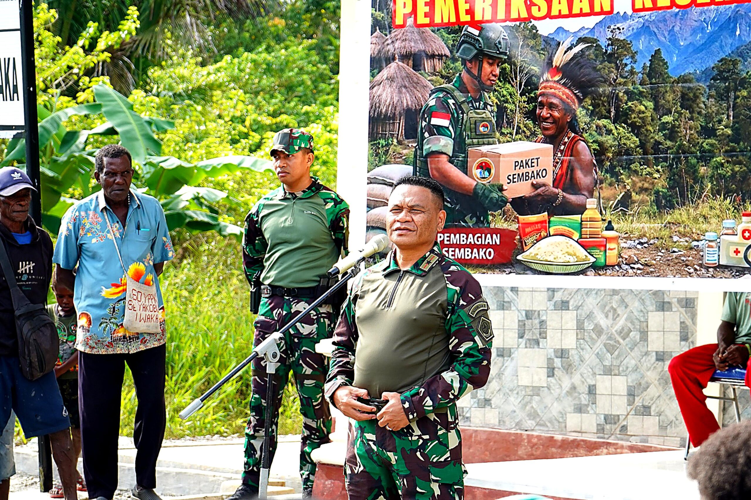 Wujudkan Kepedulian, Koops TNI Papua Gelar Pengobatan Gratis dan Bagi Sembako di Kampung Iwaka