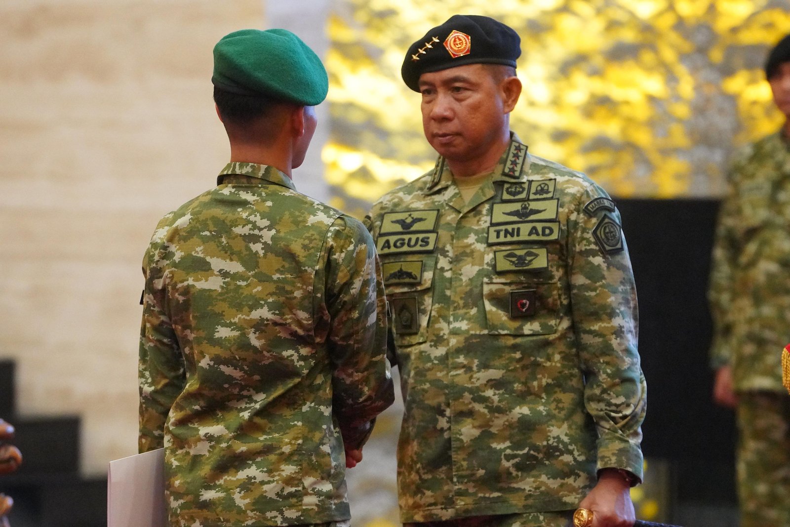 Panglima TNI Anugerahkan KPLB Prajurit TNI Berprestasi Juara Pertama Hafalan 30 Juz Al Quran Panglima TNI Anugerahkan KPLB Prajurit TNI Berprestasi Juara Pertama Hafalan 30 Juz Al Quran