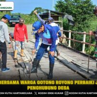Babinsa Bersama Warga Gotong Royong Perbaiki Jembatan Penghubung Desa