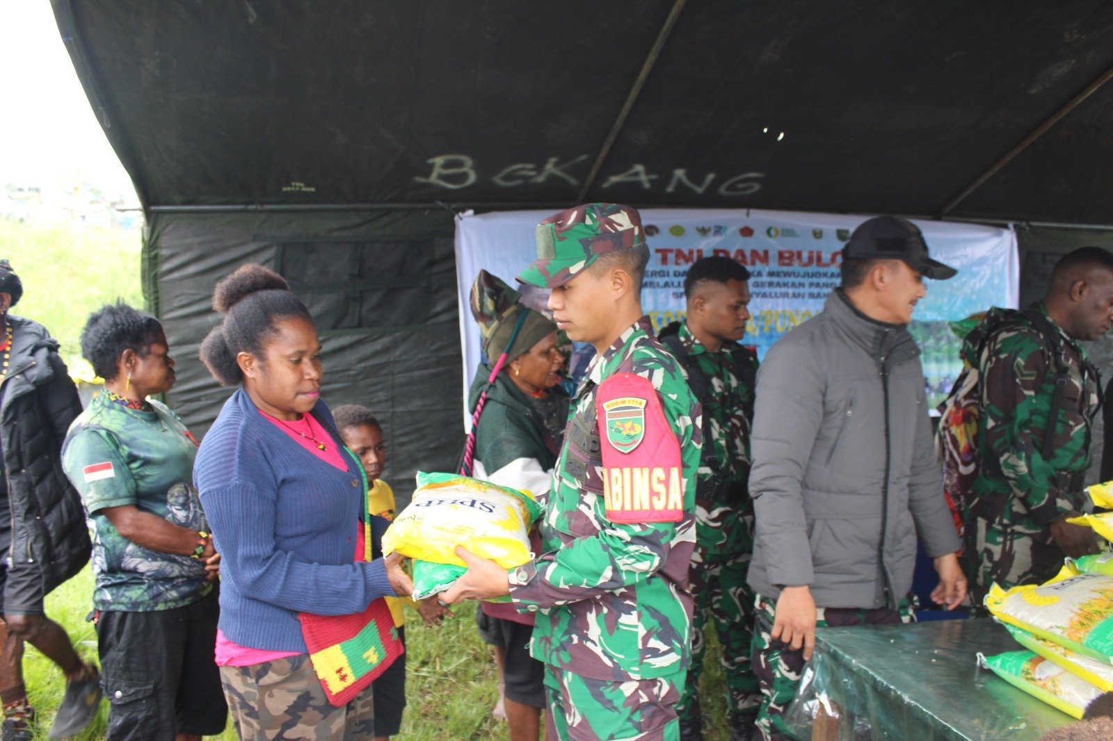 TNI dan Bulog Bersinergi, Hadirkan Program Pangan Murah Beras Dukung Swasembada Pangan di Kab. Puncak Jaya