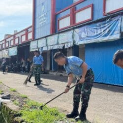 Lanud Sultan Hasanuddin Bersama Satuan TNI AU Wilayah Makassar, Gelar Karya Bakti di TPI dan Pasar Batangase, Maros