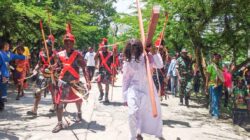 Pengamanan Humanis Babinsa Mapurujaya di Prosesi Ibadah dan Jalan Salib