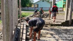 Babinsa Koramil 1505-04/Oba Bantu Warga Angkat Batako untuk Pembangunan Rumah